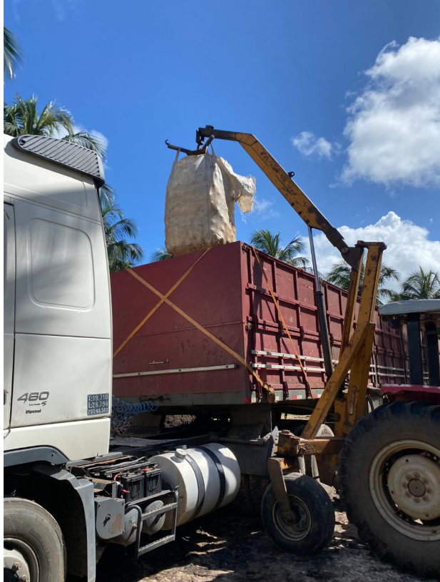 Carregamento de big bag em caminhão para embarque
